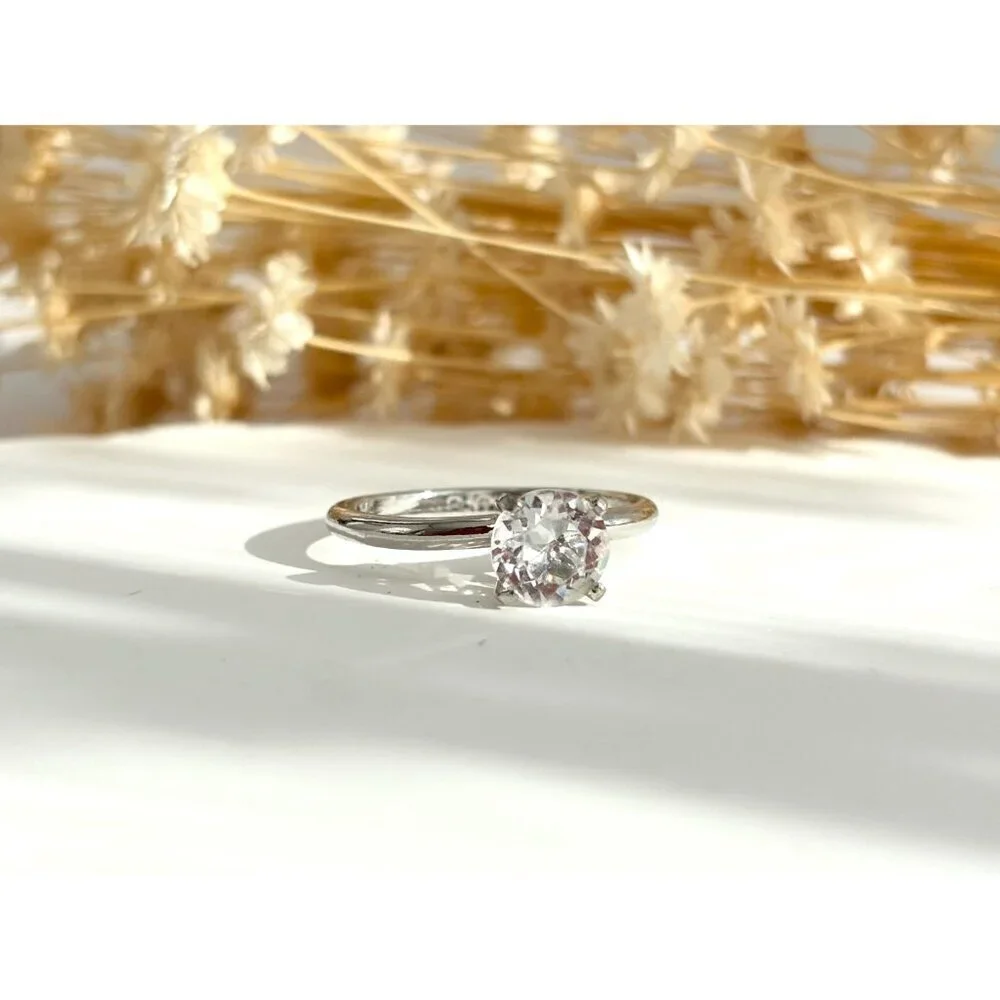 Minimalist Silver Toned Vintage Solitaire Cubic Zirconia Gemstone Ring - sz 8